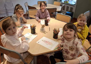 Dzieci siedzące przy stolikach