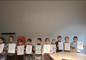 Dzieci prezentują swoje prace