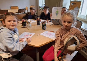 Dzieci siedzące przy stolikach