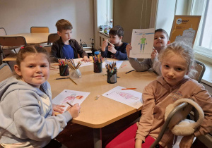 Dzieci siedzące przy stolikach