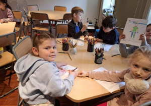 Dzieci siedzące przy stolikach