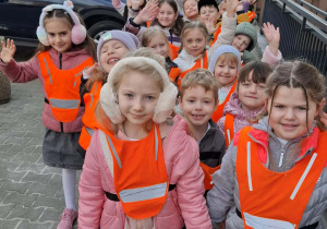 Dzieci idące w parach