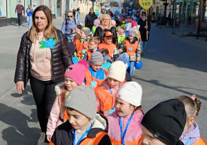 Dzieci idące parami ulicą Piotrkowską