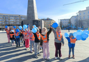 Dzieci na Placu Wolności, unoszące niebieskie balony