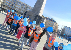 Dzieci na Placu Wolności, unoszące niebieskie balony