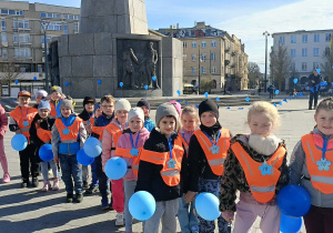 Dzieci na Placu Wolności, trzymające niebieskie balony