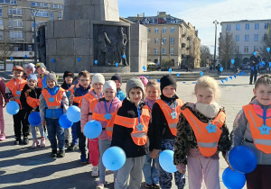 Dzieci na Placu Wolności, trzymające niebieskie balony