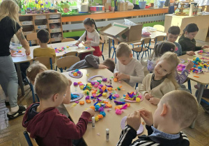 Dzieci podczas wykonywania pracy plastycznej
