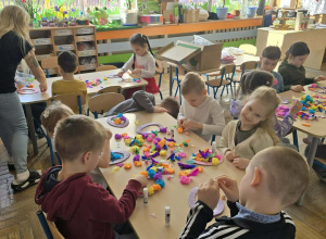 Zabawy wielkanocne oraz poczęstunek przygotowany przez rodziców z grupy drugiej