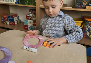 Dzieci podczas wykonywania pracy plastycznej