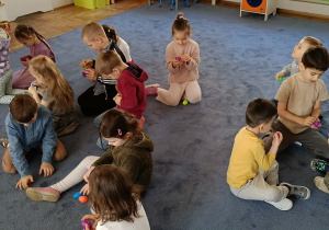 Dzieci rozpakowują znalezione podczas zabaw jajka