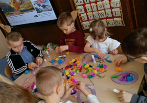 Dzieci podczas wykonywania pracy plastycznej