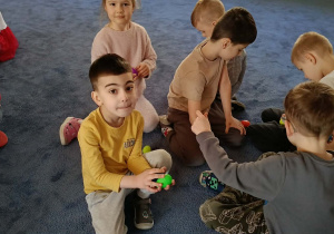 Dzieci rozpakowują znalezione podczas zabaw jajka