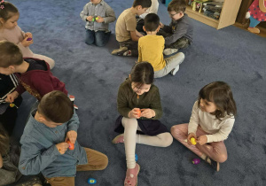 Dzieci rozpakowują znalezione podczas zabaw jajka