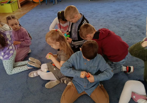 Dzieci rozpakowują znalezione podczas zabaw jajka