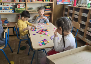 Dzieci podczas wykonywania pracy plastycznej