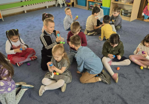 Dzieci rozpakowują znalezione podczas zabaw jajka