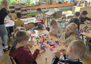 Dzieci podczas wykonywania pracy plastycznej