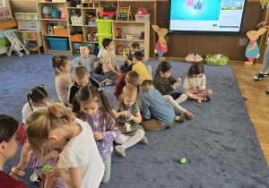 Dzieci rozpakowują znalezione podczas zabaw jajka