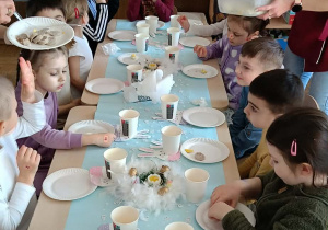 Dzieci podczas przekąski