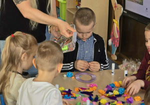 Dzieci podczas wykonywania pracy plastycznej