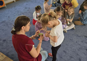 Dzieci rozpakowują znalezione podczas zabaw jajka