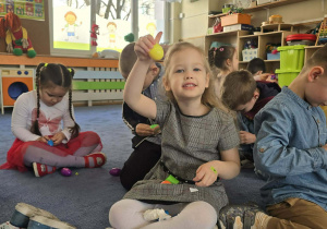 Dzieci rozpakowują znalezione podczas zabaw jajka