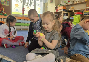 Dzieci rozpakowują znalezione podczas zabaw jajka