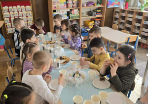 Dzieci podczas przekąski