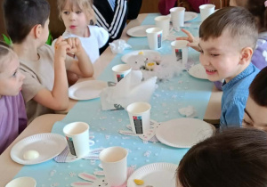 Dzieci podczas przekąski