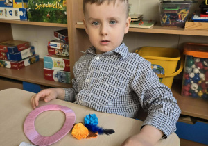 Dzieci podczas wykonywania pracy plastycznej