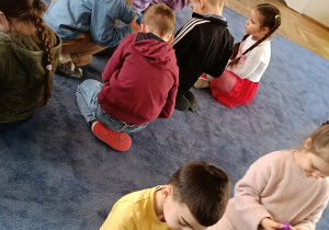 Dzieci rozpakowują znalezione podczas zabaw jajka