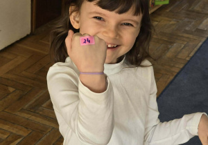 Dzieci podczas poszukiwania ukrytych jajek