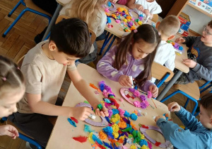 Dzieci podczas wykonywania pracy plastycznej