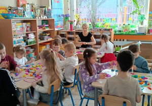 Dzieci podczas wykonywania pracy plastycznej