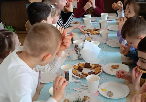 Dzieci podczas przekąski