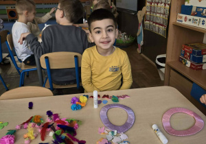 Dzieci podczas wykonywania pracy plastycznej