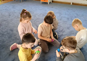 Dzieci rozpakowują znalezione podczas zabaw jajka