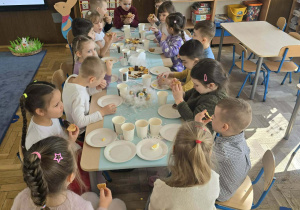 Dzieci podczas przekąski