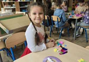 Dzieci podczas wykonywania pracy plastycznej