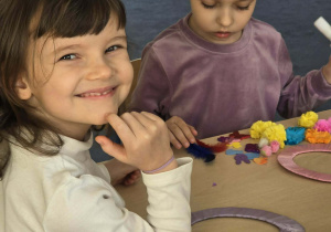 Dzieci podczas wykonywania pracy plastycznej