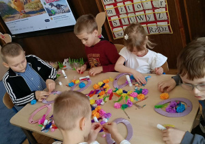 Dzieci podczas wykonywania pracy plastycznej