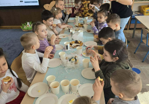 Dzieci podczas przekąski