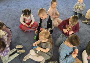 Dzieci rozpakowują znalezione podczas zabaw jajka