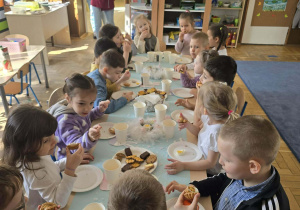 Dzieci podczas przekąski