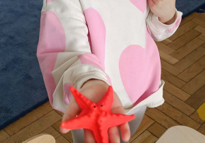 Dziewczynka prezentuje rozgwiazdę