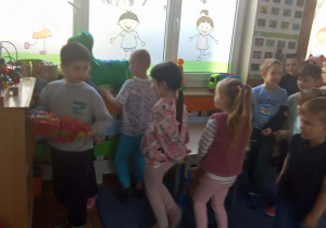 Dzieci podczas zabaw ruchowych