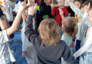 Dzieci podczas zabaw ruchowych