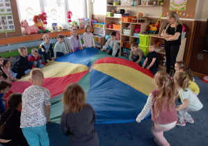 Zabawy z chustą animacyjną