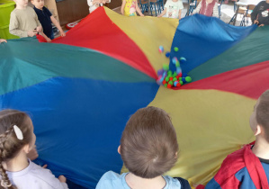 Zabawy z chustą animacyjną